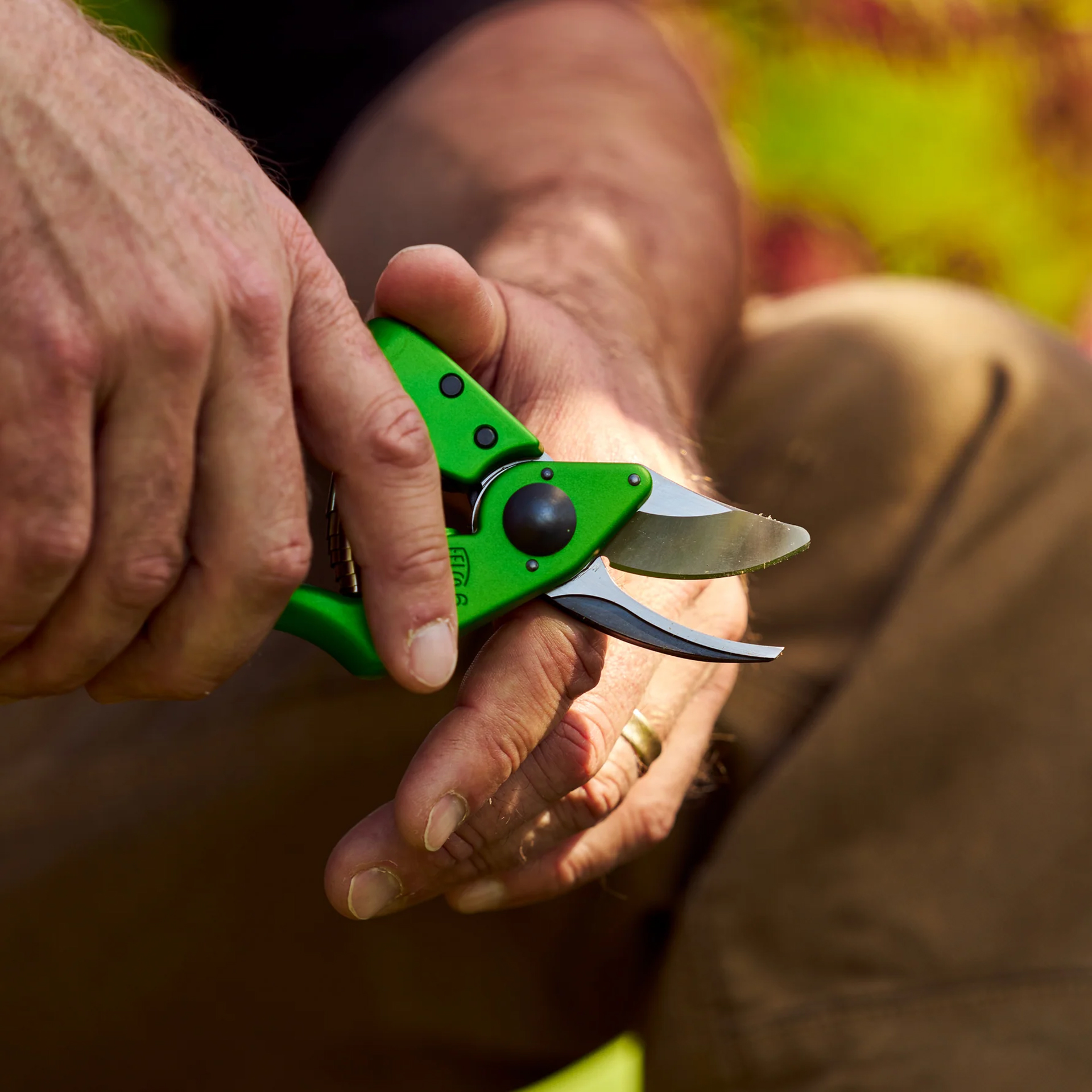 Die Gartenschere Felco 6 Power Green liegt gut in der Hand