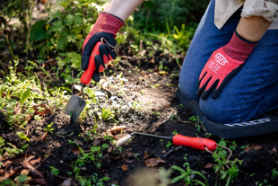 Die Pflanzkelle FELCO 401 ist ein unverzichtbares Werkzeug für jeden Gärtner.